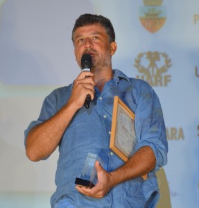 Catalin primeste premiul (4)